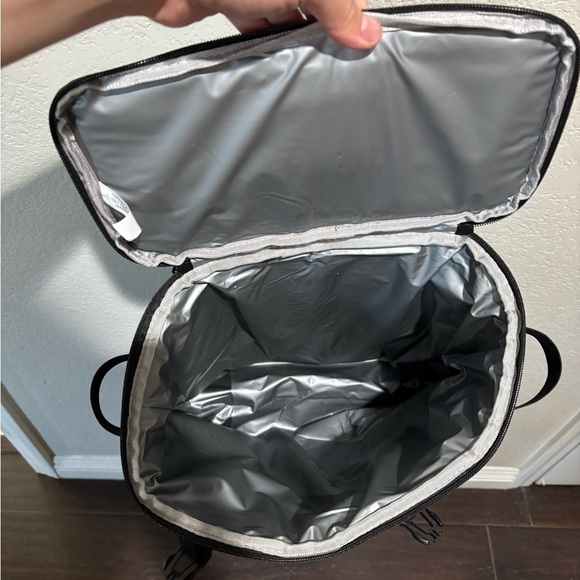 Bigfoot Insulated Backpack Cooler Black and Gray Men's Backpack - Picture 5 of 5